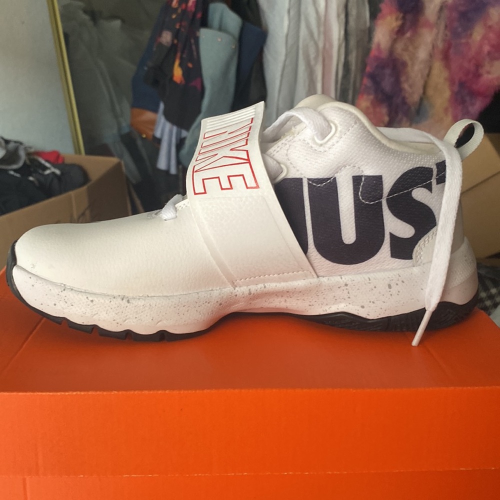 Nike size 6y  team hustle black/white never worn - Picture 4 of 4